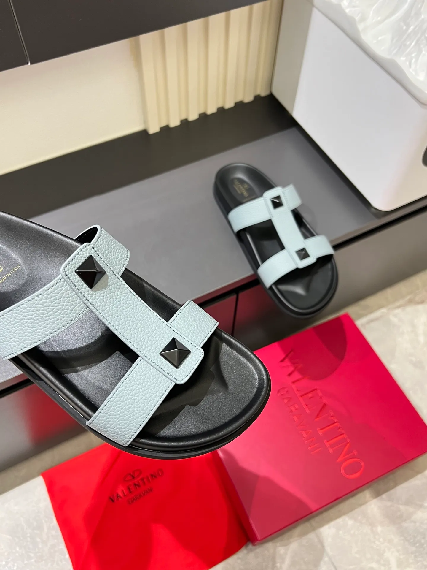 Men's shoes 💰p300 VALENTINO Men's 🧍‍♂️ Spring and summer new style metal logo flat slippers, elegant sandals, the same style worn by celebrities, original molding, imported calfskin. Rubber outsole. Soft and durable, full set of counter packaging size: 39-44 (.45.46 customized)